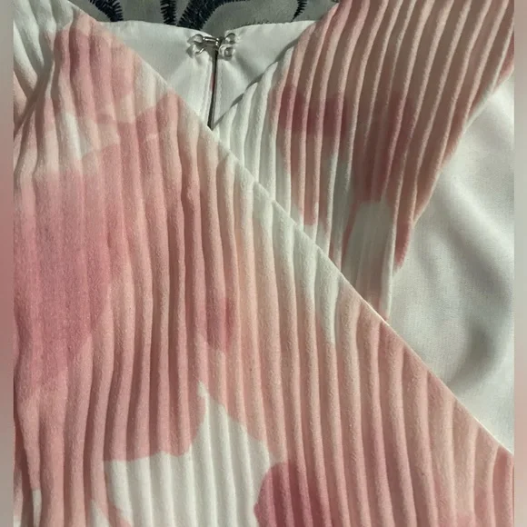 New Express that front pleated top. Size small - Picture 3 of 8